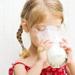 Отказ от молочных продуктов грозит дефицитом витамина D у детей